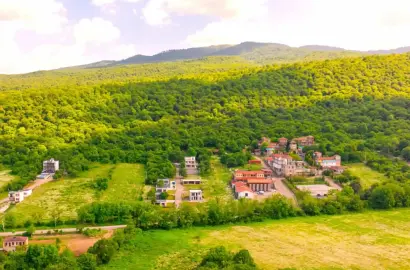 Строящийся дом рядом с Chateau Mere