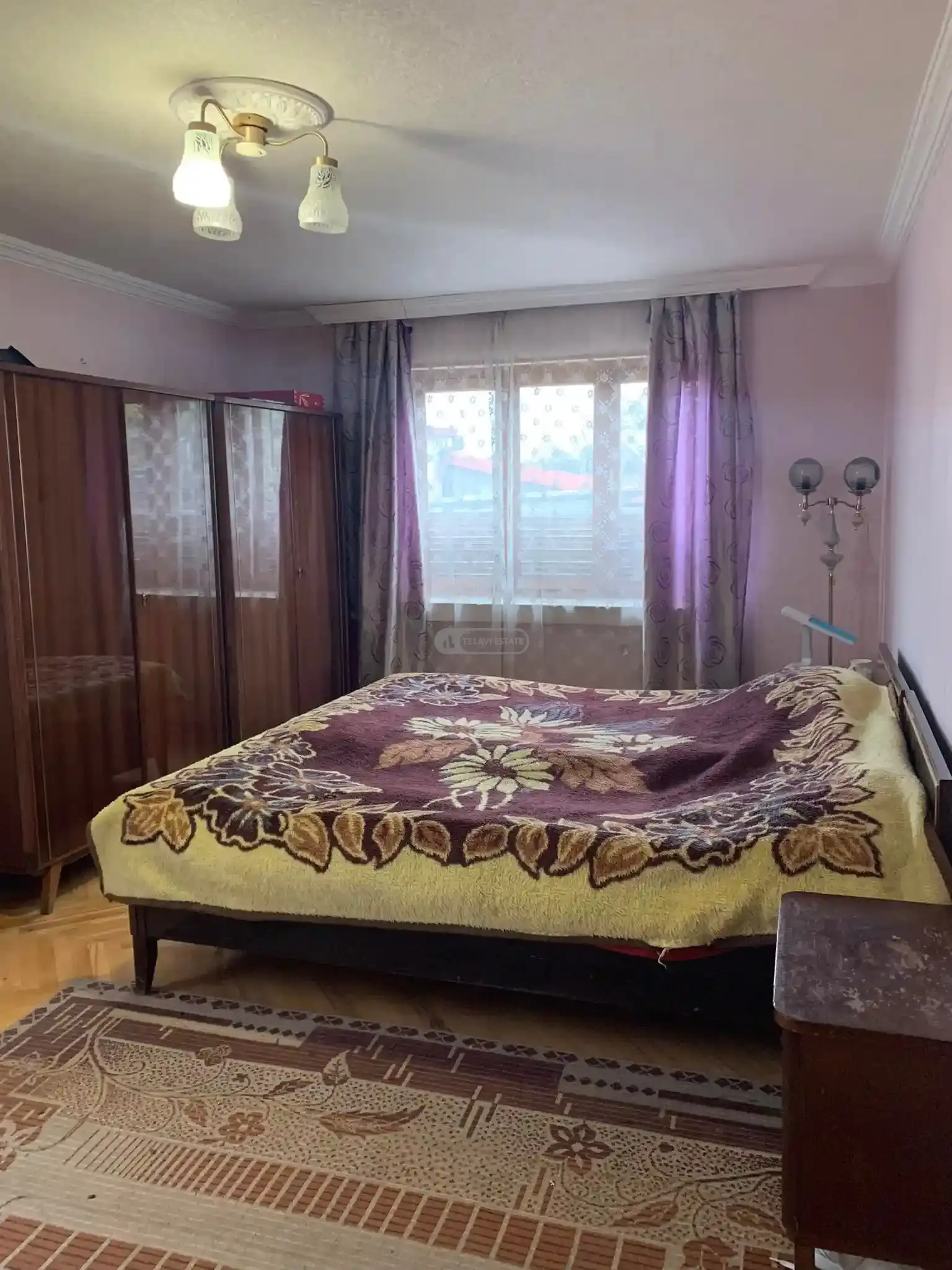 სამსართულიანი სახლი თელავში