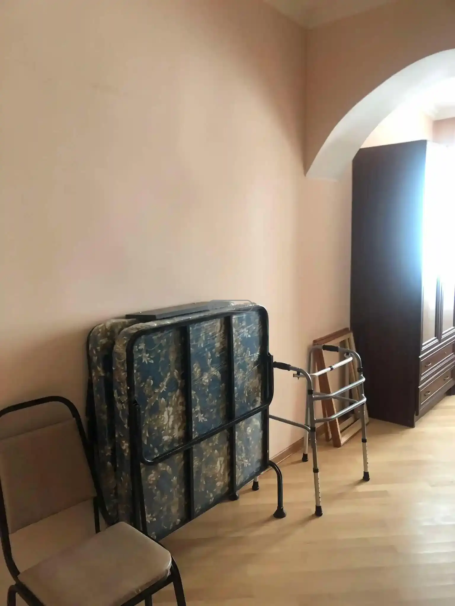 ქირავდება 3 ოთახიანი ბინა თელავის ცენტრში