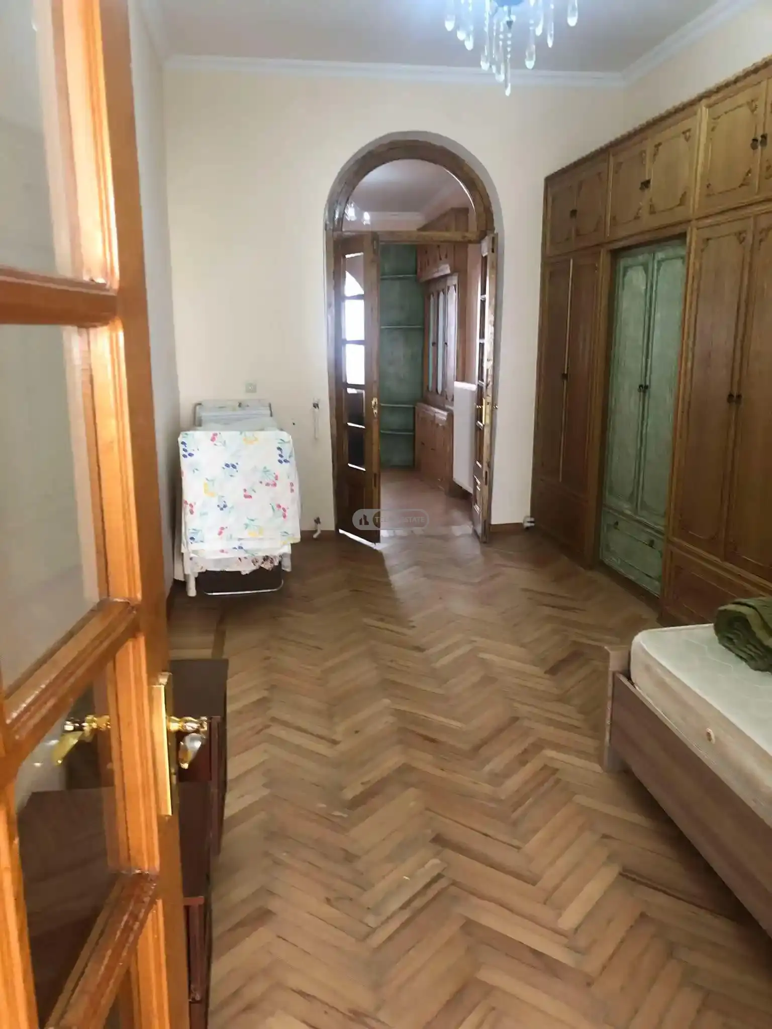 ქირავდება 3 ოთახიანი ბინა თელავის ცენტრში