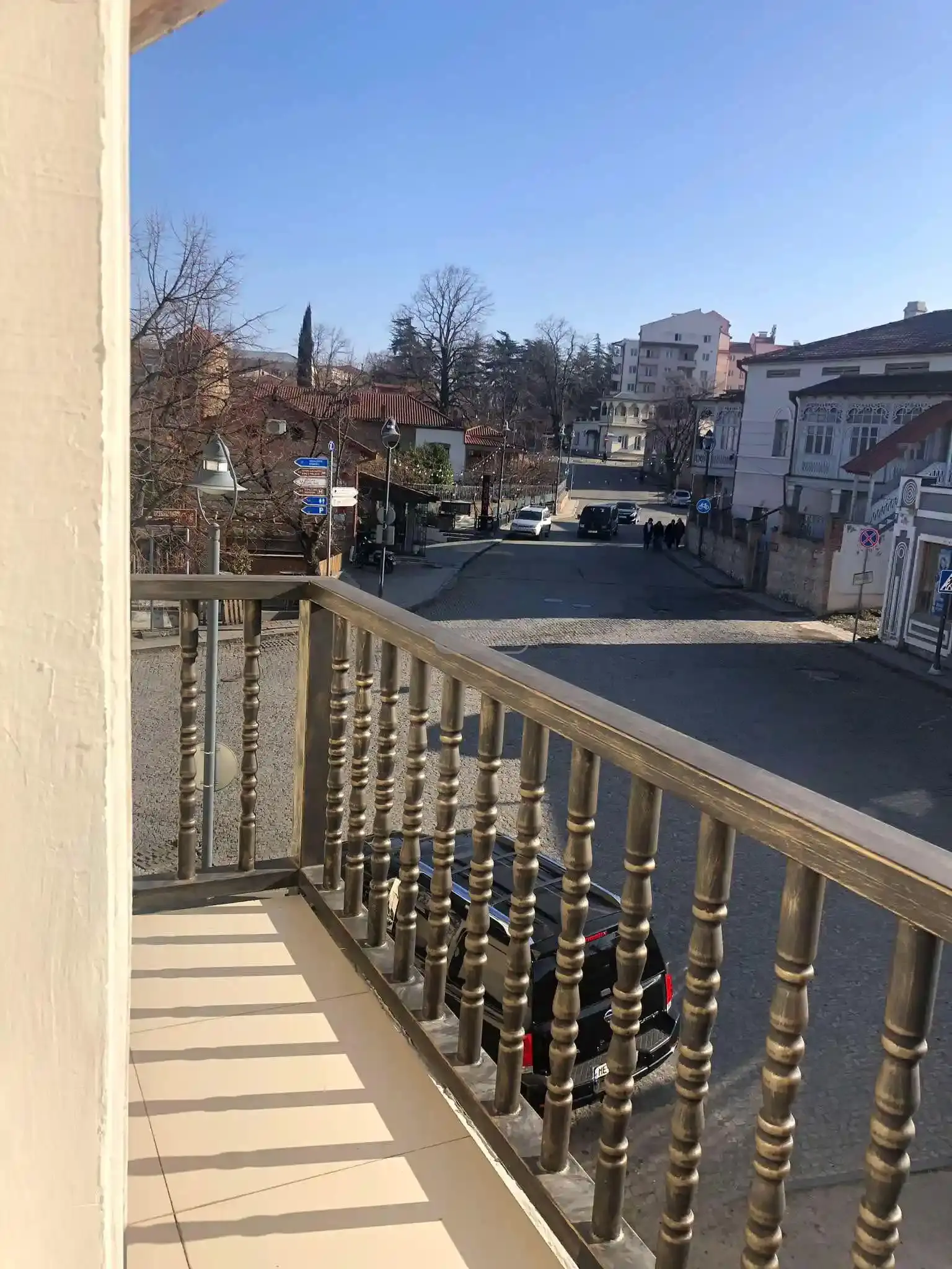 ქირავდება 3 ოთახიანი ბინა თელავის ცენტრში