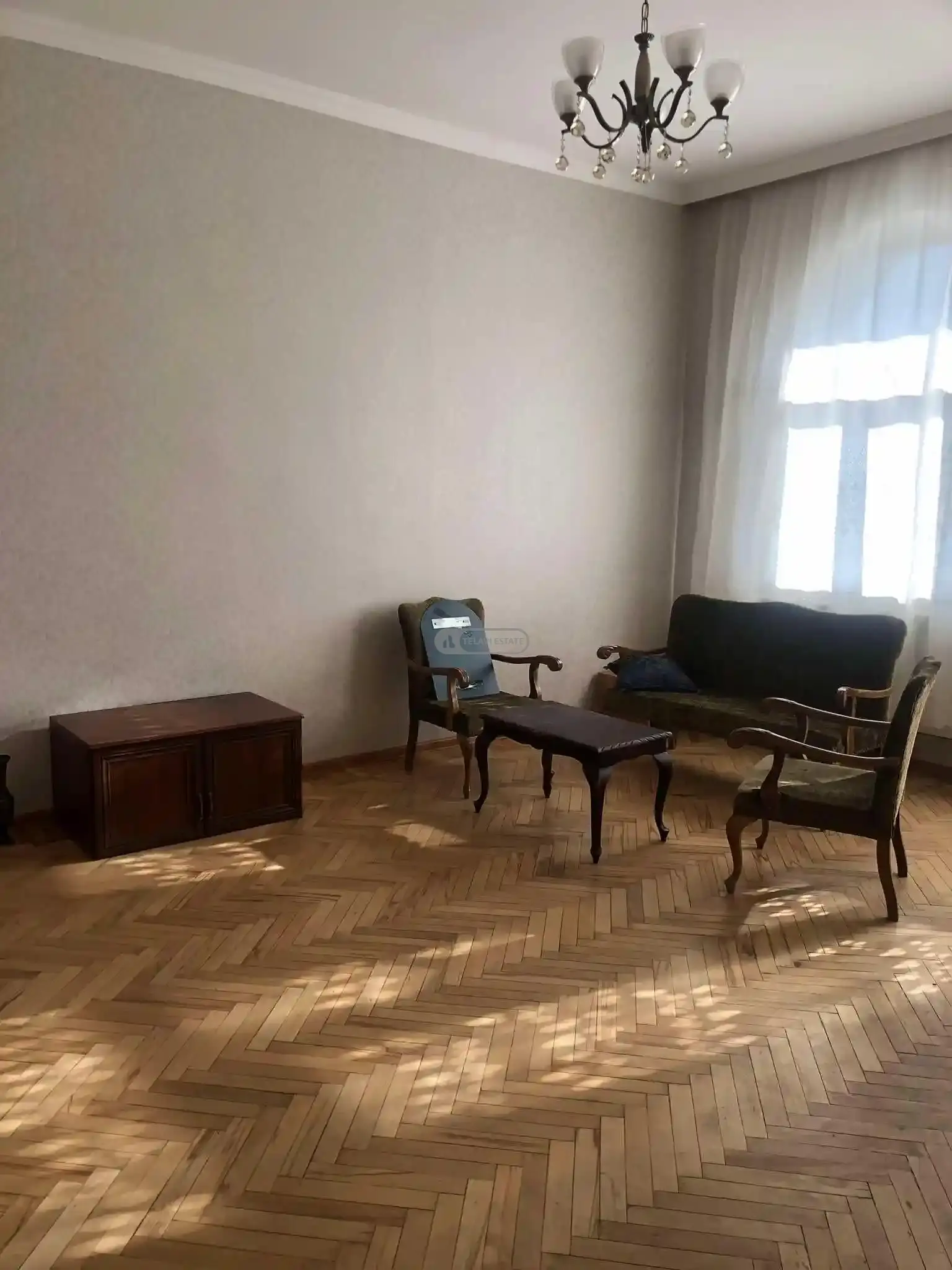 ქირავდება 3 ოთახიანი ბინა თელავის ცენტრში