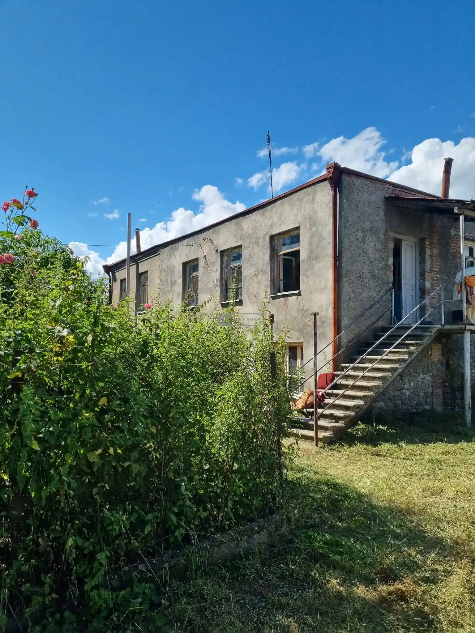 ორსართულიანი სახლი სანიორეში