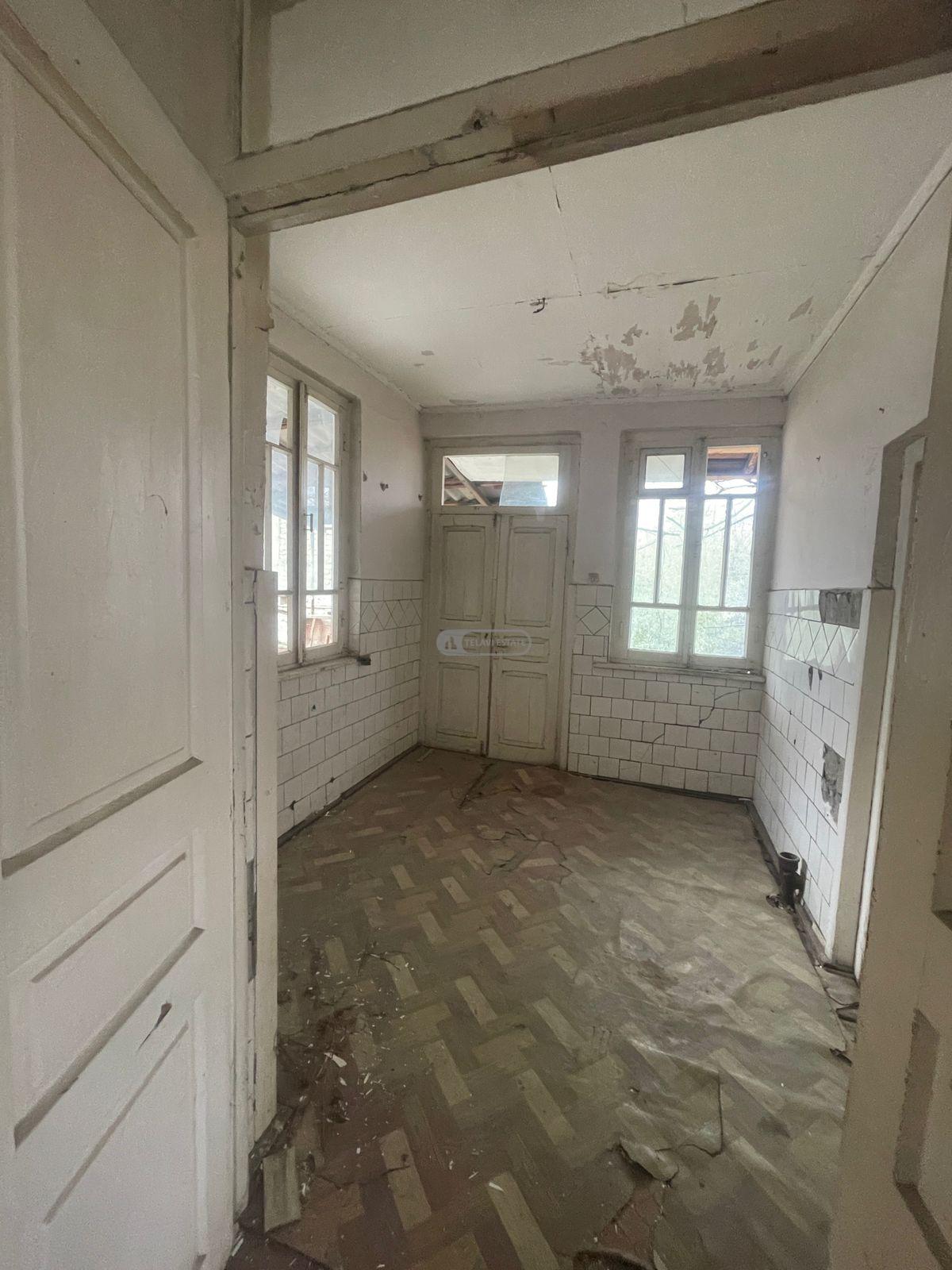 ორსართულიანი სახლი თელავში