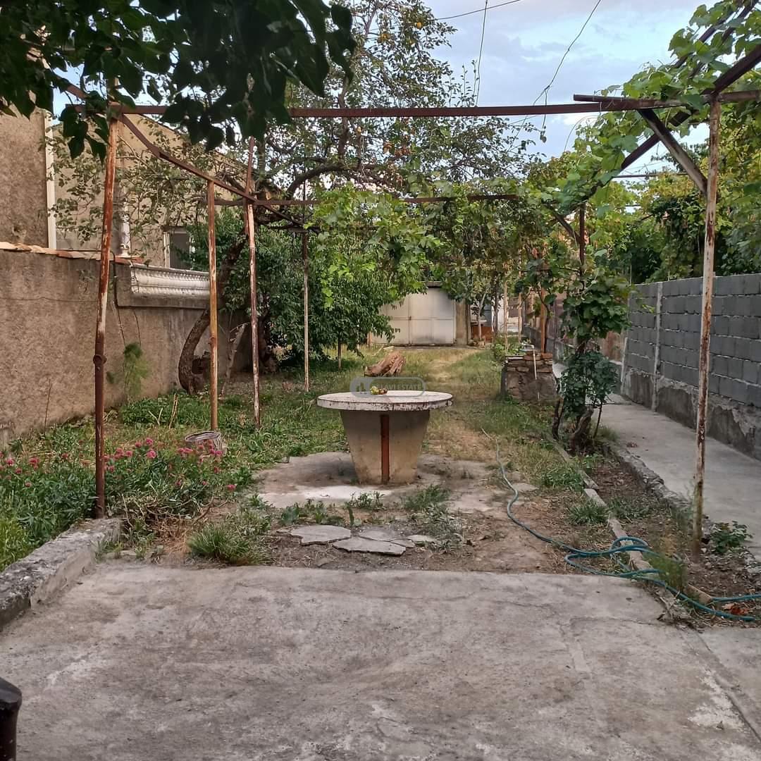 ორსართულიანი სახლი ქალაქის ცენტრში