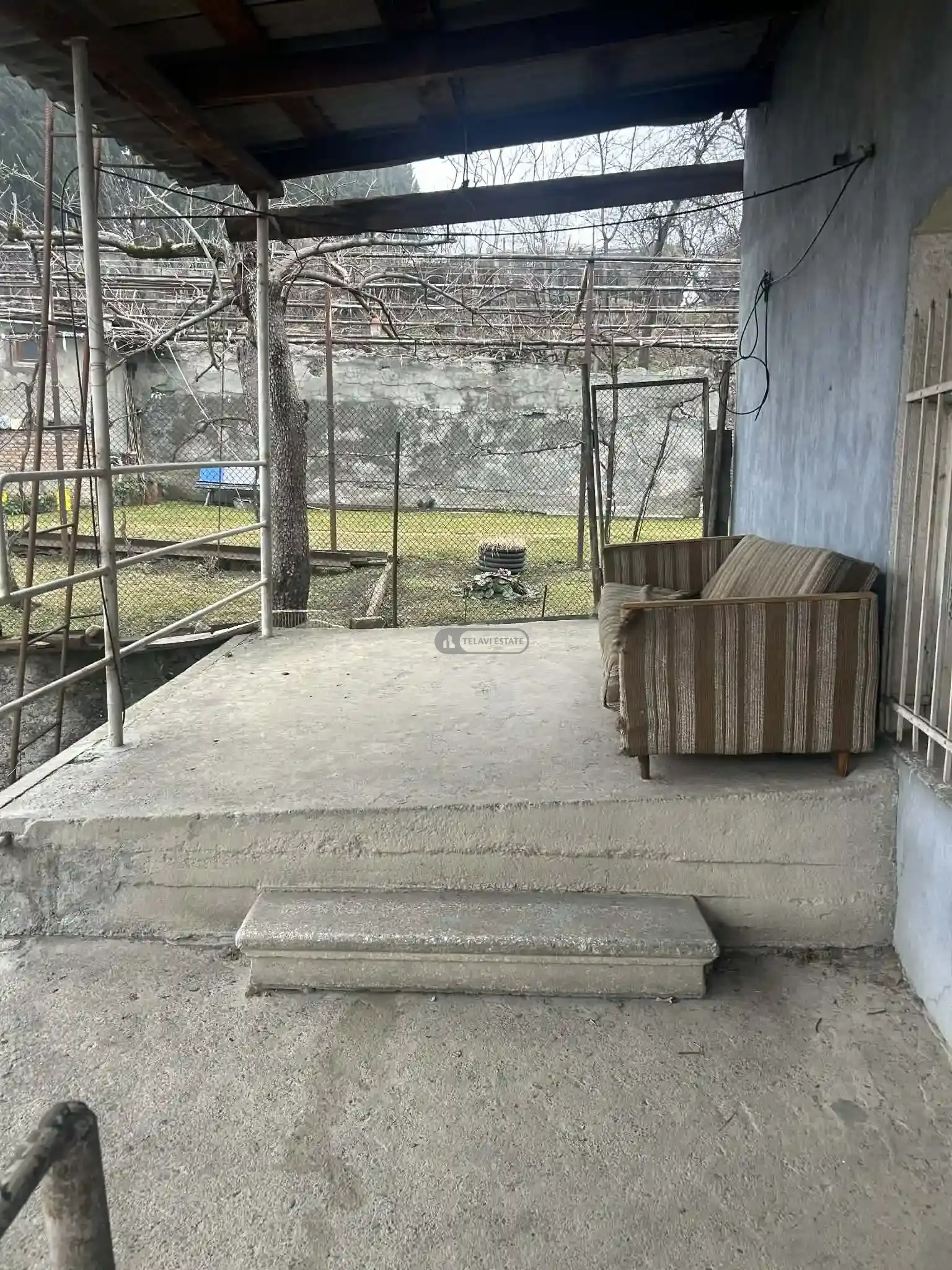 ძველი სახლი დიდი ეზოთი, თელავში